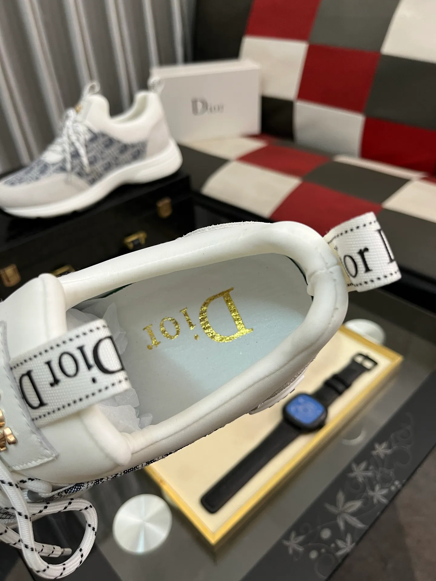 Men's Men's Shoes💰440⌚️⌚️ Dior's casual and sporty style combines the elements of dad's bag-soled shoes. It has successfully broken through the dad shoe style that has been on the streets in recent years and has become a beautiful landscape in luxury goods. The fabric is high mercerized with breathable mesh. The mesh on both sides of the shoe is made of three layers of composite technology. The bottom process uses package molding fabrics: imported high mercerized 🐂 cowhide stitching with original customized D-shaped mesh code number: 38-444️⃣ Colors available